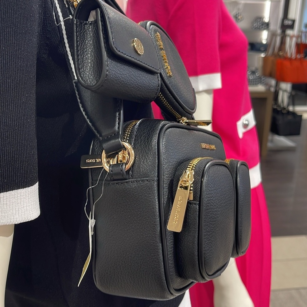 Michael Kors Jet Set Md Leather Crossbody Bag with Case Apple Airpods Pro®
Black - Picture 13 of 16